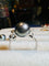 Bague 56 Bague en or sertie d'une perle de culture grise entourée de 2 diamants 58 Facettes 2920 A