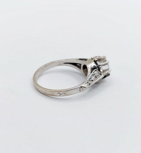 Bague 47 Bague solitaire Art Déco or blanc, platine et diamant 0,55 carat (circa 1930) 58 Facettes A00256