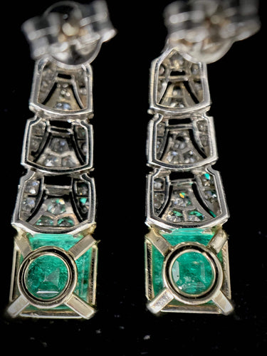 Boucles d'oreilles Paire de boucles d'oreilles pendantes sertie de 6 carats d'émeraudes 58 Facettes