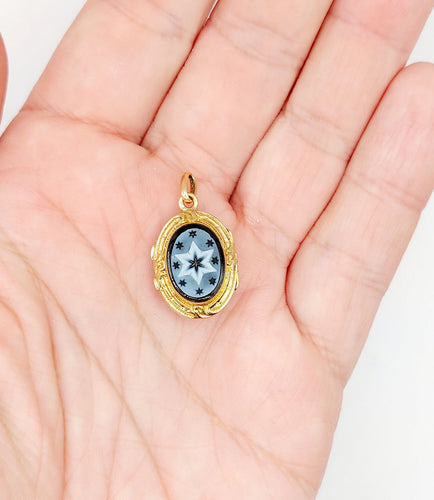 Pendentif Pendentif porte photo souvenir antique or jaune 18k plaques noires, croix et étoiles (circa 1900) 58 Facettes A06198
