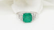 Bague 50 Bague en or blanc, émeraude de Colombie et diamants 58 Facettes 32633