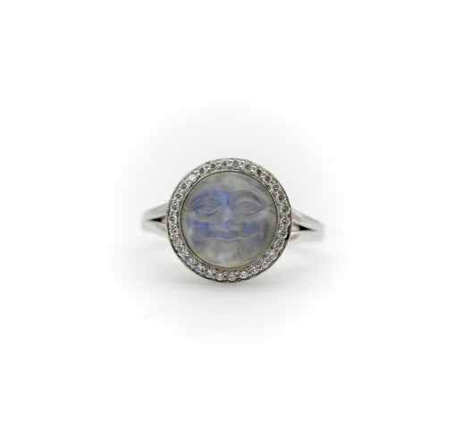 Bague en or 18 carats des années 1950 représentant un homme dans la lune, sculptée dans une pierre de lune et ornée de diamants.