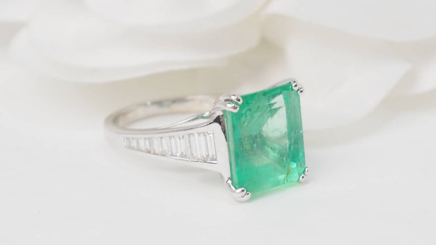 Bague 54 Bague en or blanc, Emeraude 7cts de Colombie et diamants 58 Facettes 32632