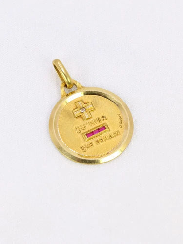 Pendentif AUGIS- Médaille amour ronde Plus qu’hier moins que demain or jaune diamants rubis 58 Facettes J256