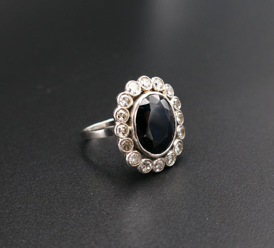 Bague Art Déco en platine saphir diamants.