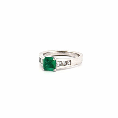 Bague 53 Bague en or blanc émeraude de Colombie et diamants princesses 58 Facettes