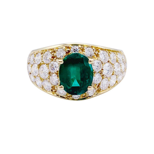 Bague or jaune, émeraude ovale et pavage diamants.