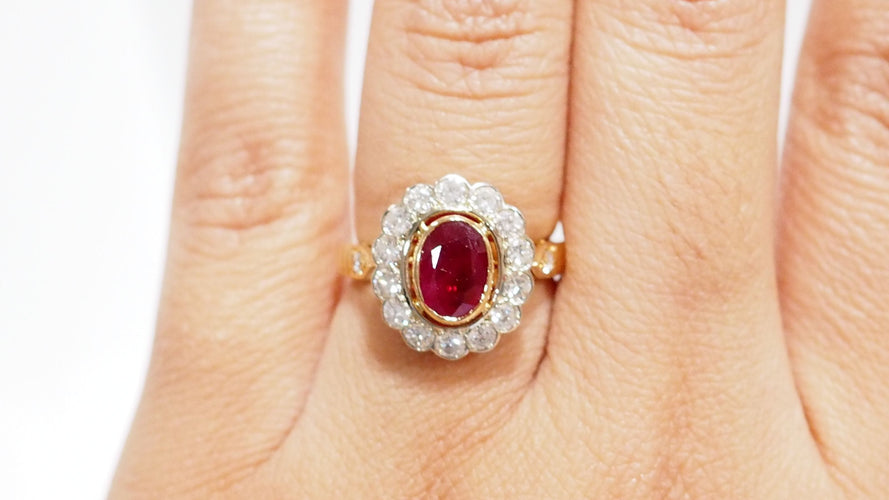 Bague 53 Bague entourage en or jaune, rubis et diamants 58 Facettes 32646
