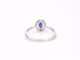 Bague 54 Bague entourage en or blanc avec diamants et saphir 58 Facettes 2010
