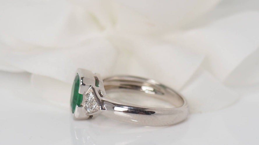 Bague en or blanc, émeraude et diamants