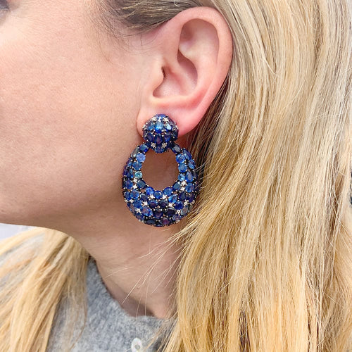 Boucles d'oreilles or blanc noirci, pavage saphirs et diamants. 58 Facettes 34167