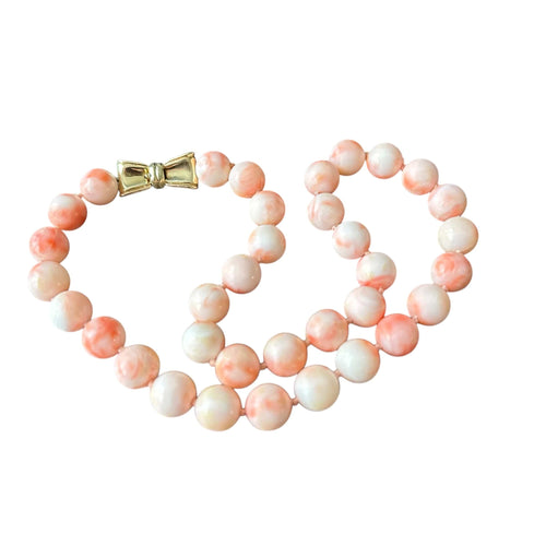 Collier Collier en perles de corail peau d'ange et fermoir or jaune 18 carats 58 Facettes 356