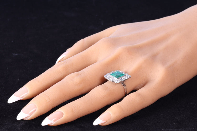 Bague 52 Grâce géométrique : une bague Art déco vintage avec émeraude et diamants 58 Facettes 24110-0131