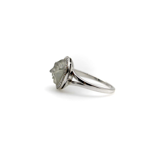 Bague en or 18 carats des années 1950 représentant un homme dans la lune, sculptée dans une pierre de lune et ornée de diamants.