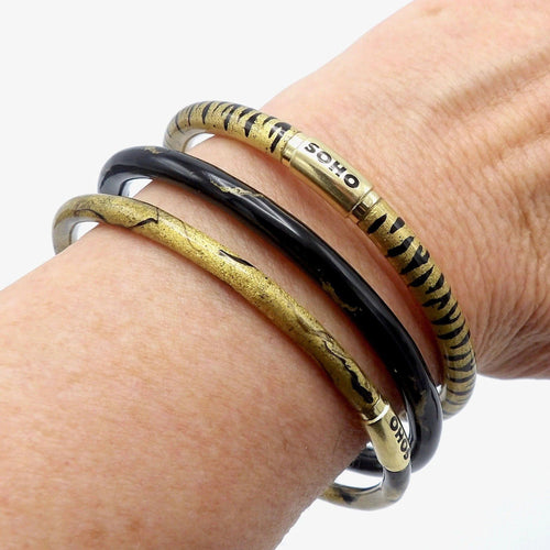 Bracelet SOHO 18K Gold Black Enamel Calligraphic Stripe Bangle Bracelet 58 Facettes
