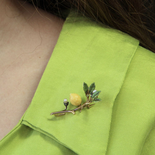 Broche Broche branche de citronnier émail et perles fines 58 Facettes 20-583