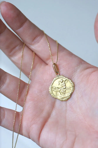 Pendentif AUGIS - Médaille d'Amour Ange Or Jaune 58 Facettes