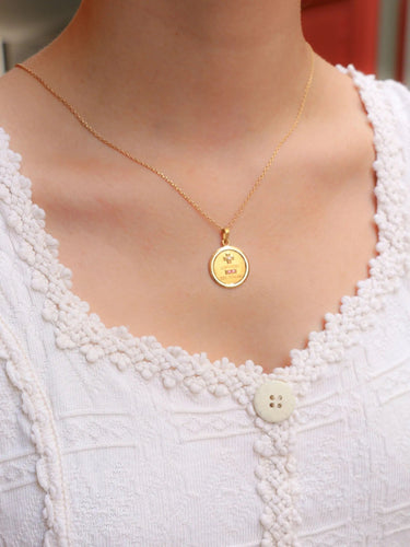Pendentif Médaille amour AUGIS ronde Plus qu'hier moins que demain or jaune diamant rubis 58 Facettes J623