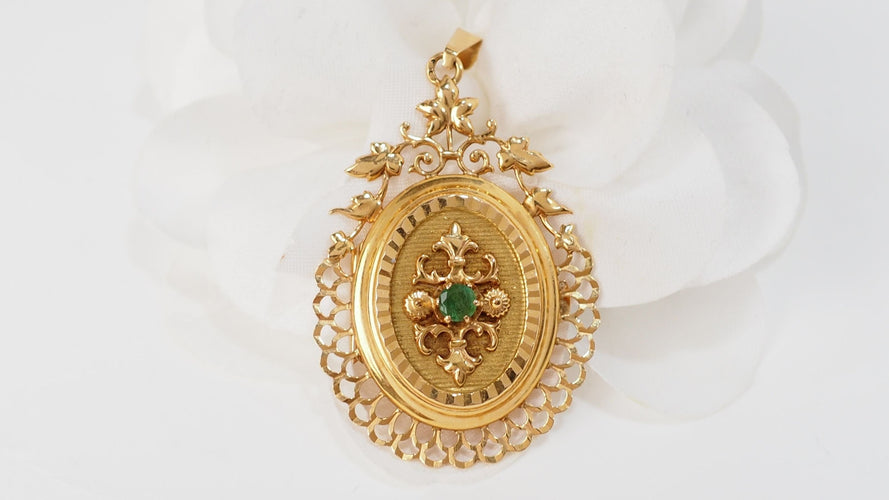 Pendentif Pendentif porte photo en or jaune et émeraude 58 Facettes 32604