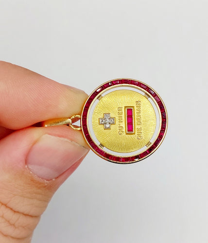 Pendentif Pendentif médaille d'amour 23mm or 18k diamant et rubis calibrés : "+ qu'hier - que demain" maison AUGIS 58 Facettes A06031