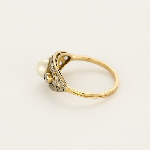 Bague en or de deux couleurs, perles et diamants taillés en rose.