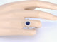 Bague 54 Bague entourage en or blanc avec diamants et saphir 58 Facettes 2044
