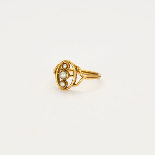 Bague 54.5 Bague ancienne en or jaune et 3 petites perles 58 Facettes