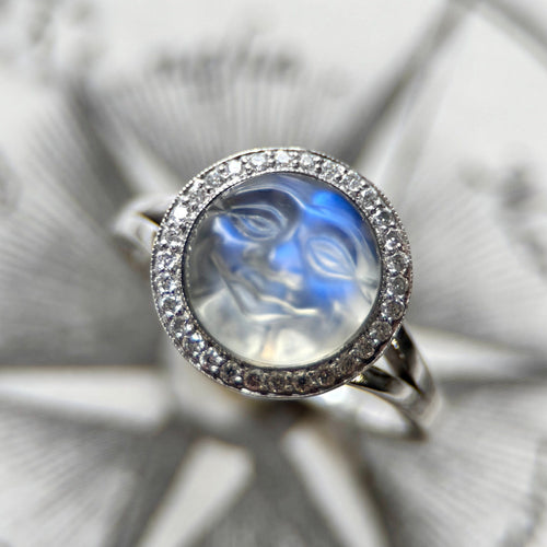 Bague en or 18 carats des années 1950 représentant un homme dans la lune, sculptée dans une pierre de lune et ornée de diamants.