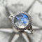 Bague en or 18 carats des années 1950 représentant un homme dans la lune, sculptée dans une pierre de lune et ornée de diamants.