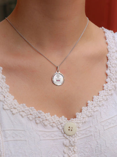 Pendentif Médaille amour AUGIS ronde or blanc Plus qu'hier moins que demain diamant rubis 58 Facettes J630