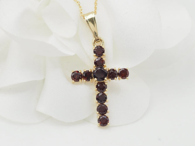 Collier Collier pendentif croix en or jaune et grenats 58 Facettes 33126