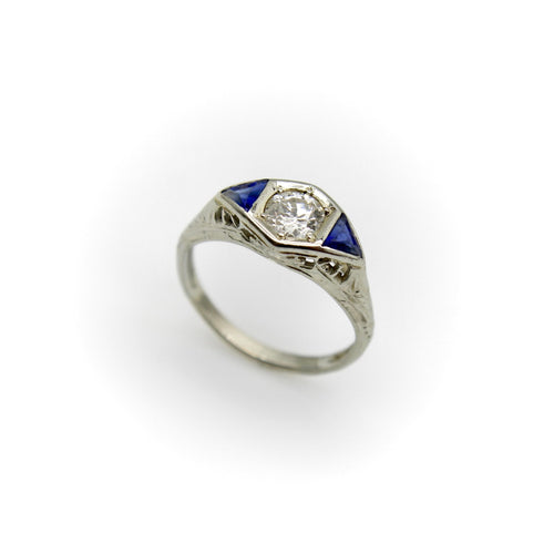 Bague 47 Bague Art Déco en or blanc 14 carats avec diamants et saphirs 58 Facettes A20048