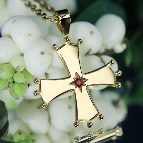 Pendentif Croix Occitane en or jaune et rubis 58 Facettes CVP160