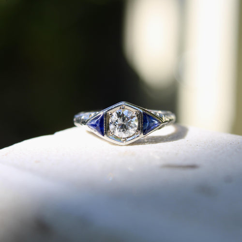 Bague 47 Bague Art Déco en or blanc 14 carats avec diamants et saphirs 58 Facettes A20048