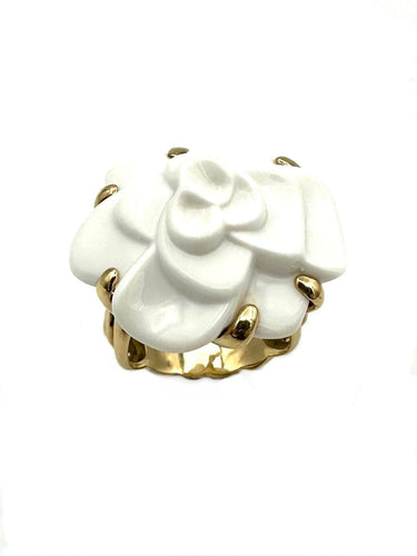 Bague 52 CHANEL. Collection "Camélia", bague or jaune et cacholong 58 Facettes