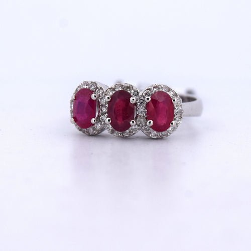Bague 54 Bague en or blanc 18 kt avec rubis et diamants 58 Facettes