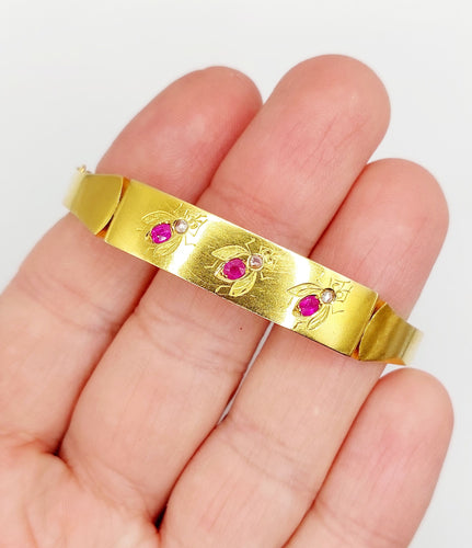 Bracelet Bracelet jonc antique or jaune décoré d'abeilles orné de rubis et de diamants taille roses (circa 1890) 58 Facettes A04772