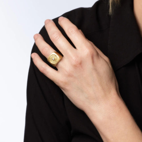 Bague 53 Chevalière vintage en diamant avec motif fossile carré en or jaune 18 carats 58 Facettes G13731