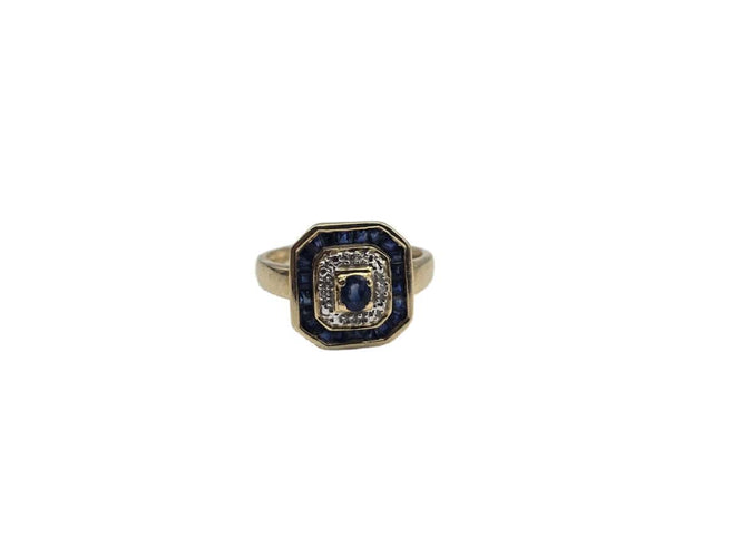 Bague 56 Bague OR Jaune 18k sertie d'un Saphir central, d’éclats de diamants et d'un contour de saphir baguettes 58 Facettes 1-0000448/2