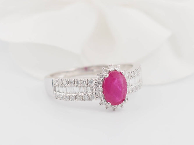 Bague 54 Bague entourage en or blanc, rubis et diamants 58 Facettes 33066