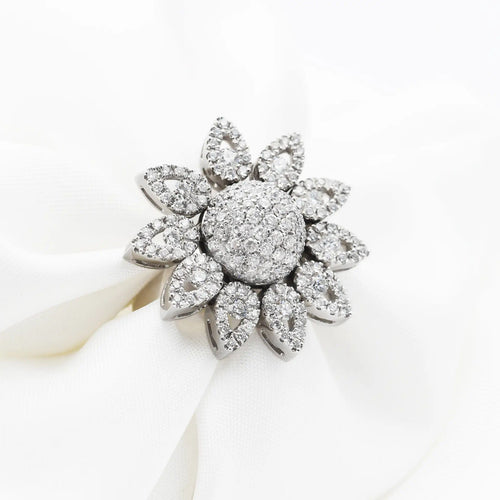 Bague Bague fleur en or blanc avec diamants de 2,1 carats 58 Facettes