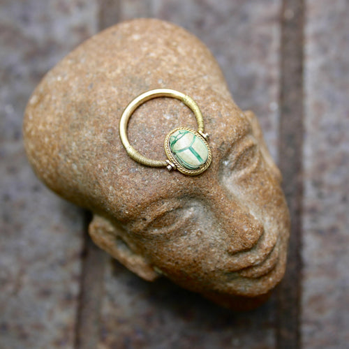 Bague Bague pivotante en or 14 carats style victorien avec motif scarabée de style néo-égyptien 58 Facettes A20030