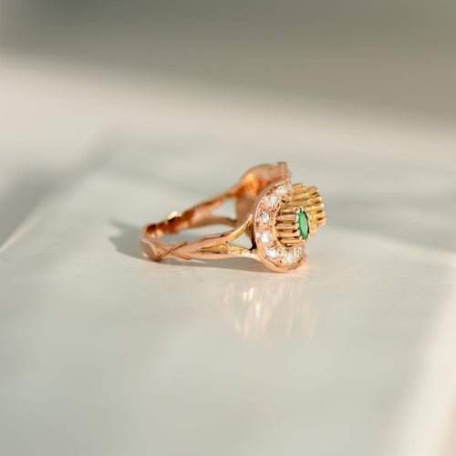 Bague 54 Bague ancienne en or rose, ornée d'émeraudes et de diamants taille rose, époque victorienne, vers 1880 58 Facettes