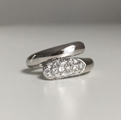 Bague 50 Bague BVLGARI modèle Astrea en or blanc 18K et diamants 58 Facettes