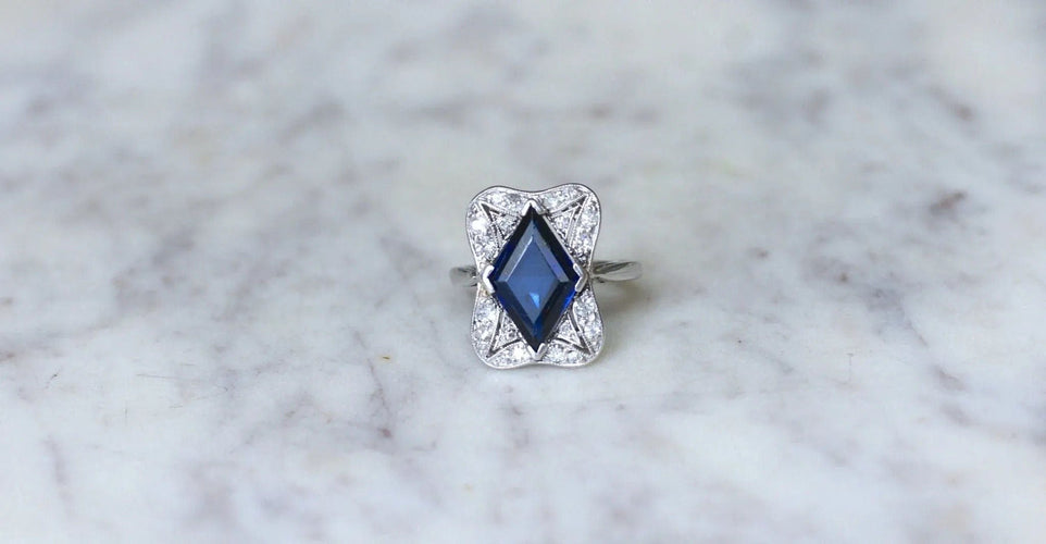 Bague Bague Art Déco Losange Saphir synthétique et diamants 58 Facettes