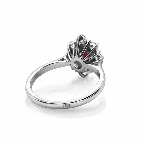 Bague 50 Bague marguerite en or blanc 18 carats, rubis et diamants 58 Facettes