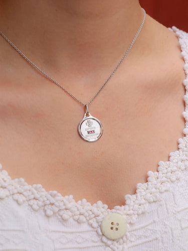 Pendentif Médaille amour AUGIS ronde or blanc Plus qu'hier moins que demain diamant rubis 58 Facettes J630