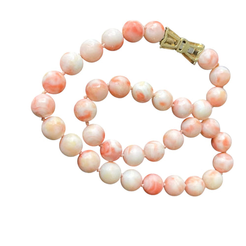 Collier Collier en perles de corail peau d'ange et fermoir or jaune 18 carats 58 Facettes 356