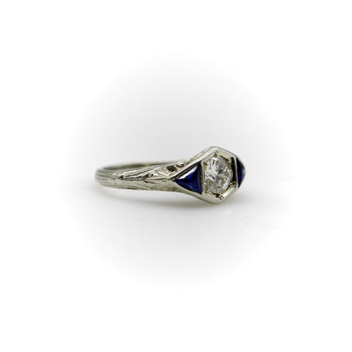 Bague 47 Bague Art Déco en or blanc 14 carats avec diamants et saphirs 58 Facettes A20048