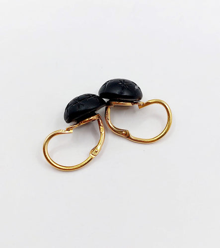 Boucles d'oreilles Dormeuses antique or 18k cabochon de jais gravé d'étoiles (circa 1900) 58 Facettes A06201